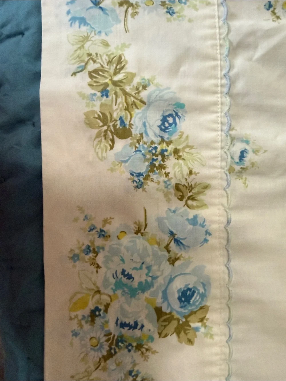 Floral king vtg pillow slip in White and Blue
